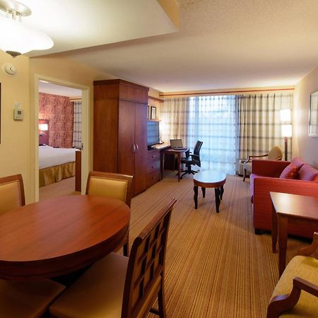 Courtyard By Marriott Canton Северен Кантон Екстериор снимка