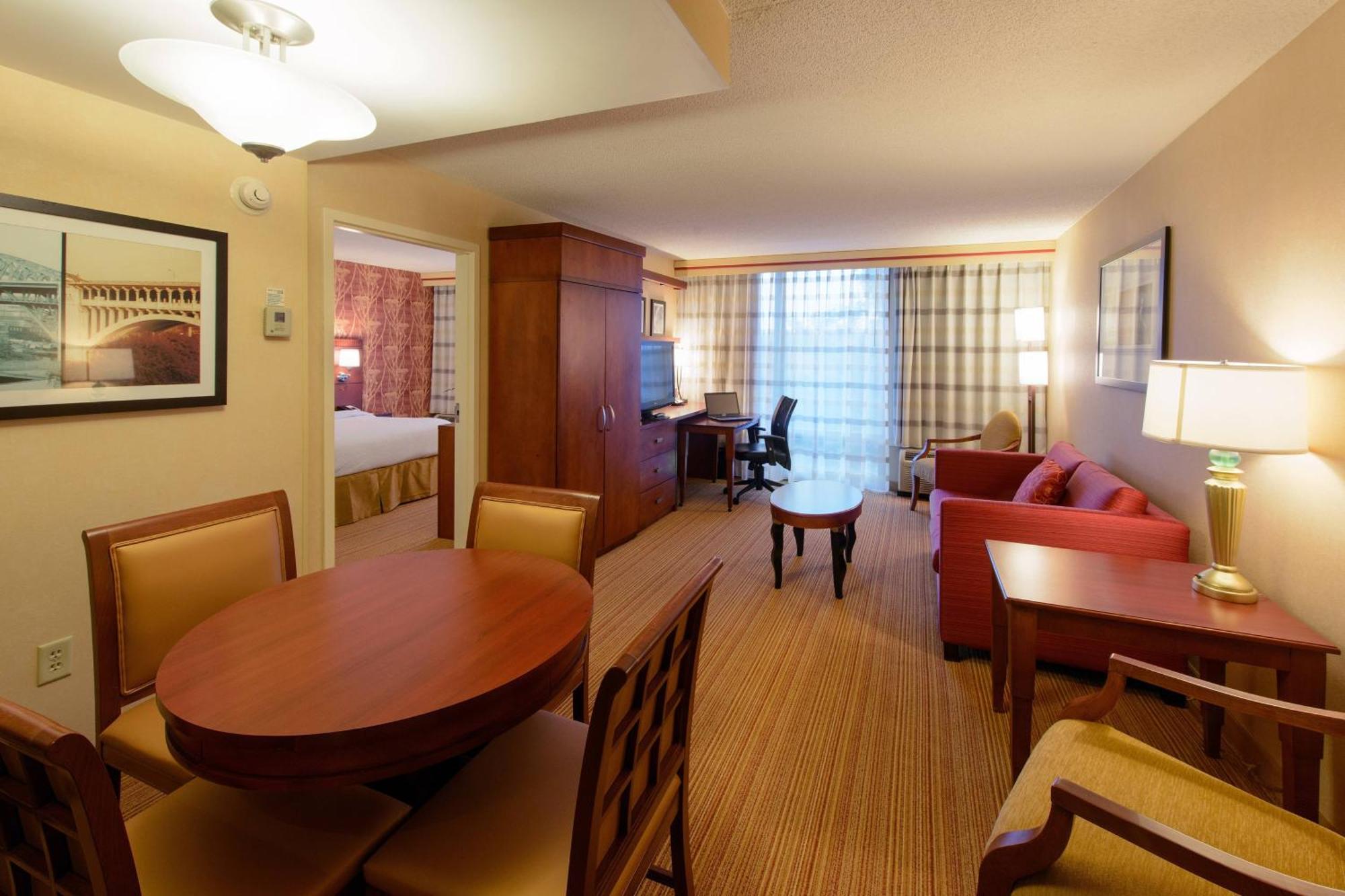 Courtyard By Marriott Canton Северен Кантон Екстериор снимка