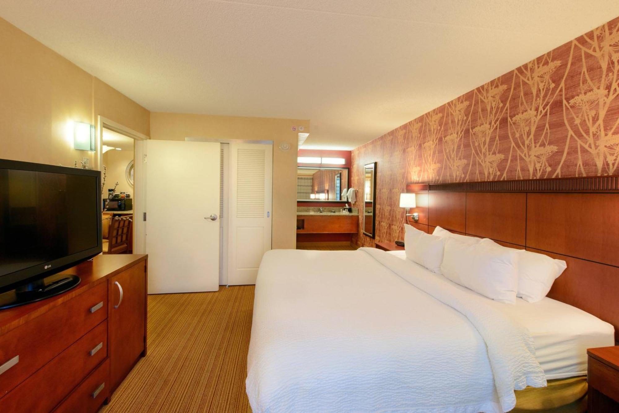 Courtyard By Marriott Canton Северен Кантон Екстериор снимка