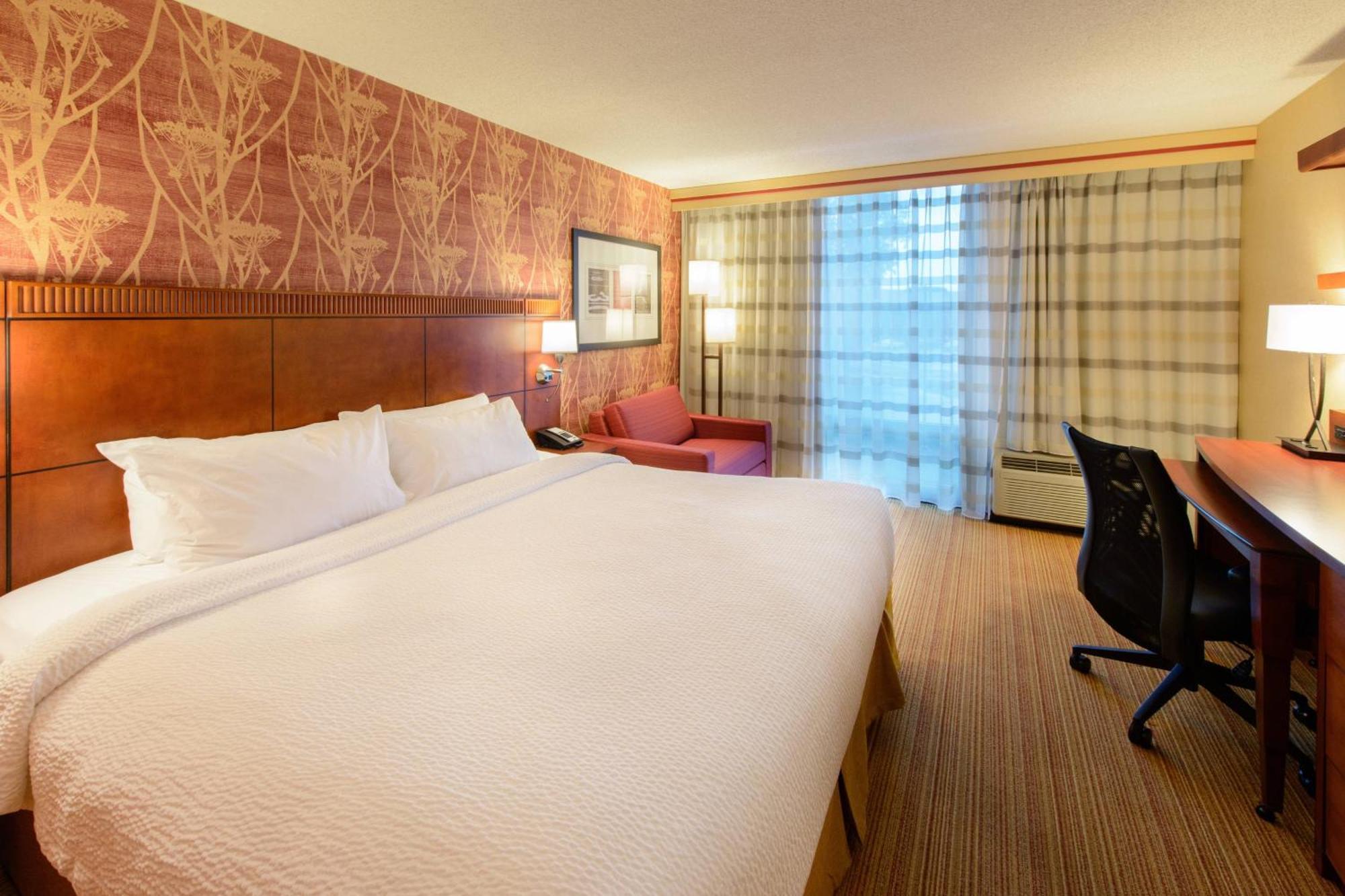 Courtyard By Marriott Canton Северен Кантон Екстериор снимка