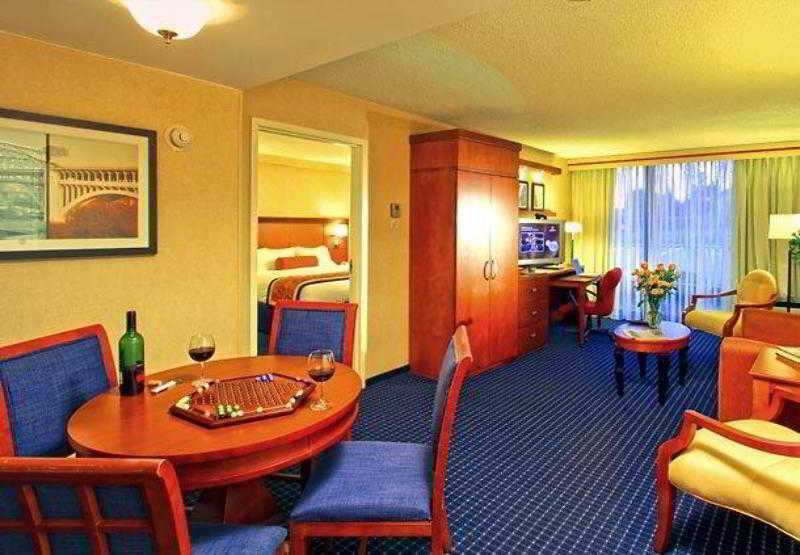Courtyard By Marriott Canton Северен Кантон Екстериор снимка