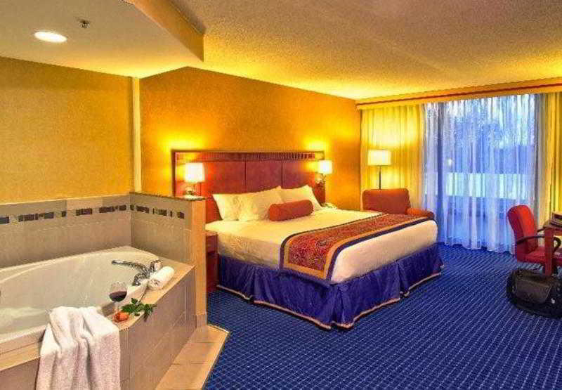 Courtyard By Marriott Canton Северен Кантон Екстериор снимка