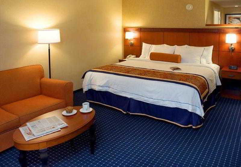 Courtyard By Marriott Canton Северен Кантон Екстериор снимка